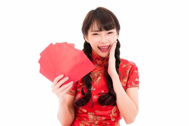 债券ETF发红包！00953B将在2月13日第4次配息，每股配发0.07元再创高，年化配息率高达8.16%。（示意图/达志影像/shutterstock）
