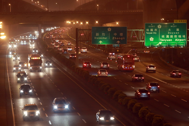 今日凌晨嘉义发生6.4地震后，有网友发现国一竹北段塞到紫爆，引起讨论。（示意图／资料照／陈麒全摄）