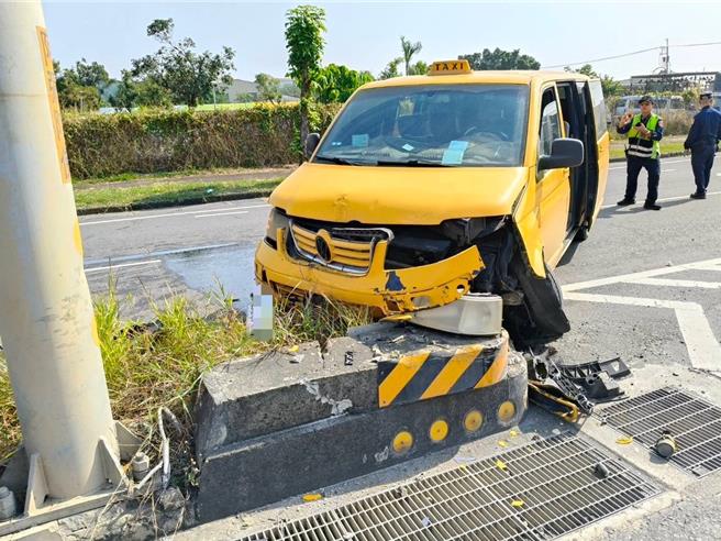計程車撞橋墩，車上5名乘客受傷送醫。（翻攝照片／洪靖宜高雄傳真）