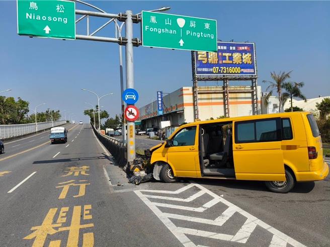 計程車撞橋墩，車上5名乘客受傷送醫。（翻攝照片／洪靖宜高雄傳真）