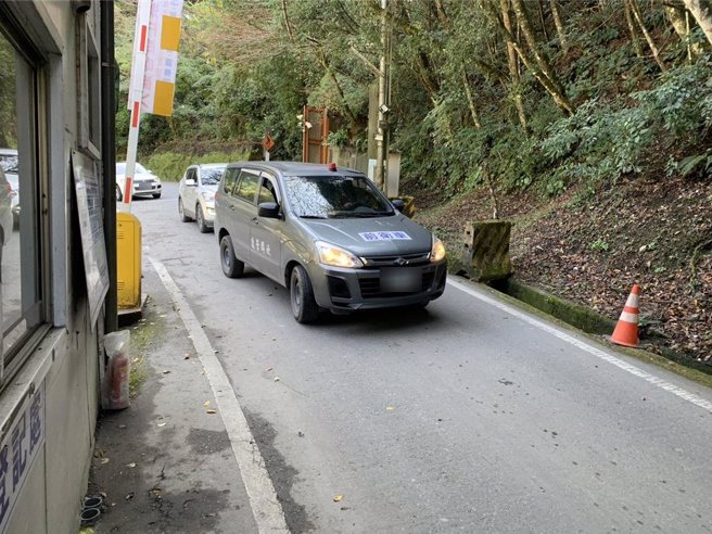 谷關工務段派員巡查。（谷關工務段提供／李京昇台中傳真）