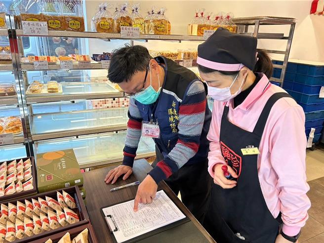 环保局随机抽查糕饼、加工食品等制造业者与通路，共计抽查200件产品，抽查礼盒均符合「限制产品过度包装」公告规范。（环保局提供）