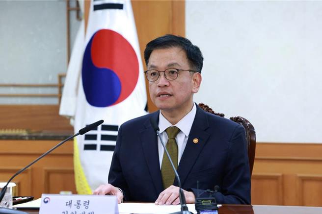 韩国代总统、企划财政部长崔相穆。（路透社）