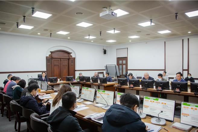 新竹市政府举办今年首次「新竹市道路交通安全联席会报」，会中交通处报告新竹市道安执行计画。（新竹市政府提供／王惠慧新竹传真）