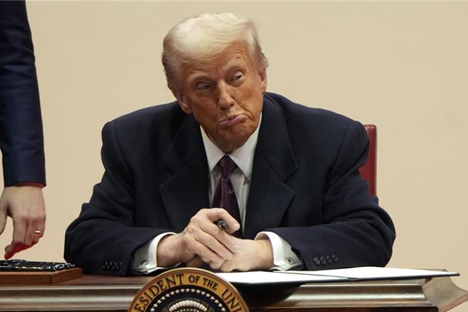 川普一上任，就签署一系列行政命令。（图／美联社）