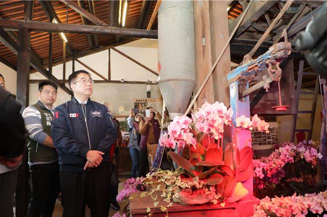 台南市后壁区公所与台湾兰花产销发展协会携手合作，将百年歷史的义昌碾米厂以兰花装点，台南市长黄伟哲21日到义昌碾米厂欣赏兰花布置。（台南市政府提供／张毓翎台南传真）