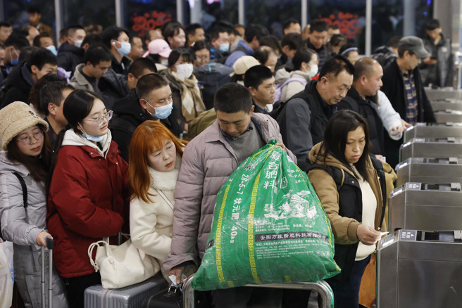 春运首周逾13亿人次流动的中国生机勃勃。（中新社）