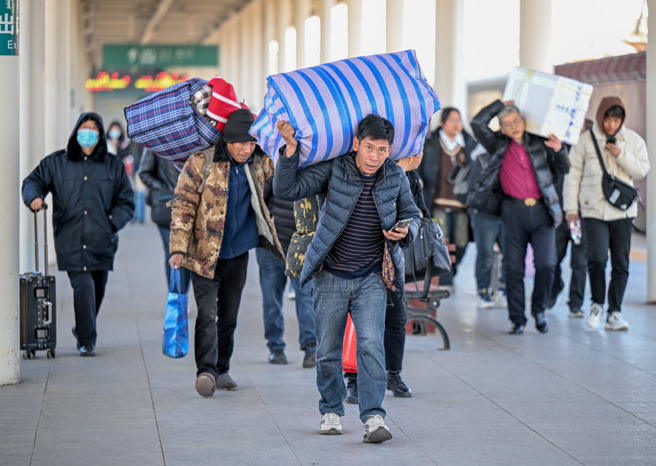 春运首周逾13亿人次流动的中国生机勃勃。（新华社）