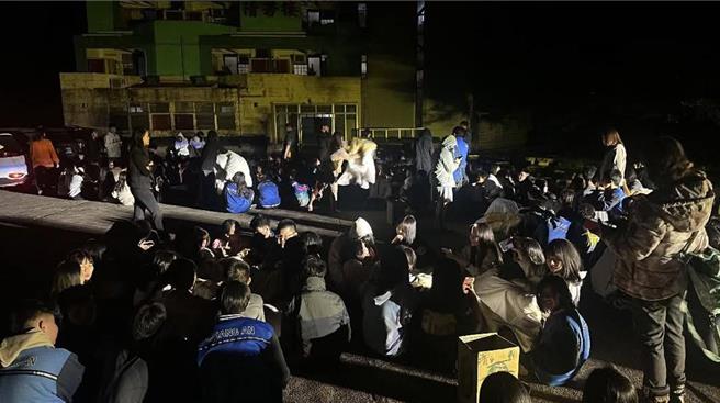 彰化300多位国中生参加台南楠西乡救国团曾文青年活动中心进行童军宿营体验活动时，遇嘉义大埔地震，安全考量，在广场搭建帐蓬，供学生休息。（彰安国中提供／叶静美彰化传真）