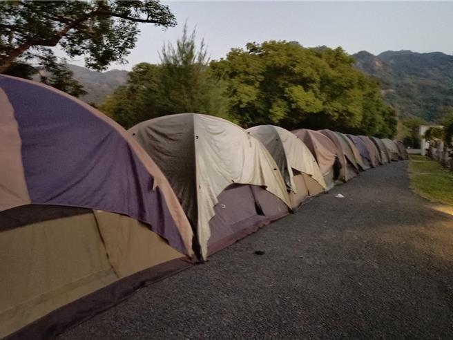 彰化300多位国中生参加台南楠西乡救国团曾文青年活动中心进行童军宿营体验活动时，遇嘉义大埔地震，安全考量，在广场搭建帐蓬，供学生休息。（彰安国中提供／叶静美彰化传真）