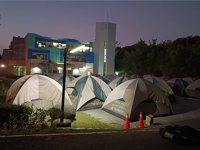 彰化300多位国中生参加台南楠西乡救国团曾文青年活动中心进行童军宿营体验活动时，遇嘉义大埔地震，安全考量，在广场搭建帐蓬，供学生休息。（彰安国中提供／叶静美彰化传真）