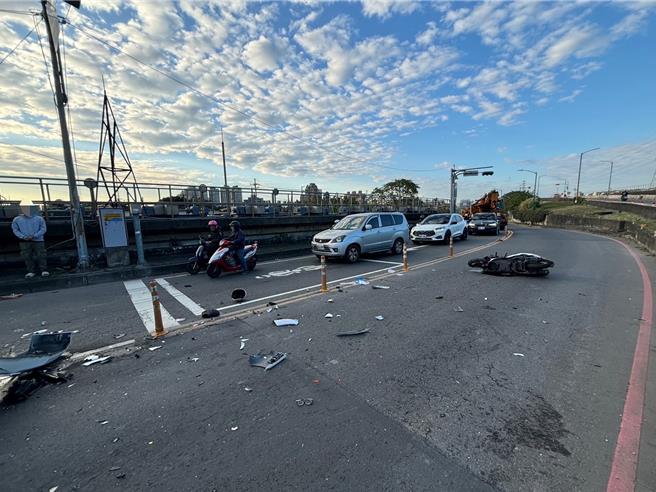 事故现场散落满地机车残骸。（芦洲警分局提供）