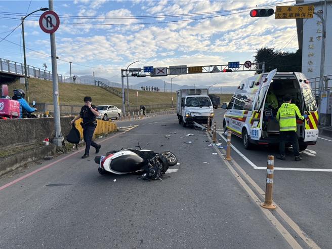 救护人员到场将骑士送医，但最后仍宣告不治。。（芦洲警分局提供）