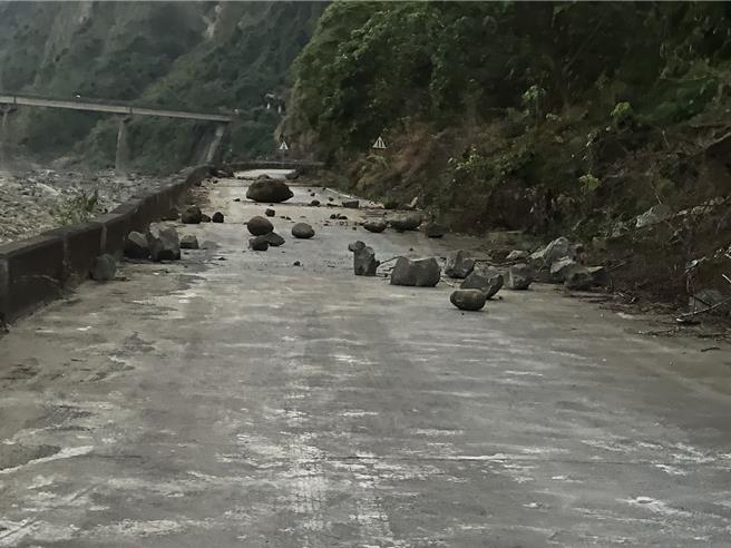 曾庫公路落石暫停開放。（南水分署提供／寶智華台南傳真）