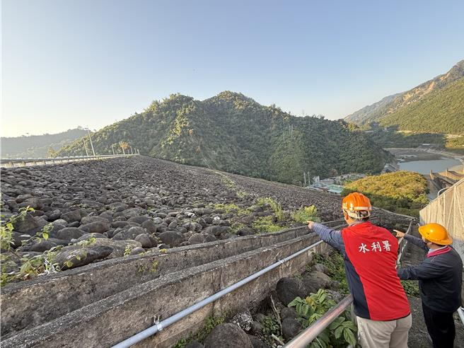 南水分署值班人員針對曾文水庫啟動整體特別檢查。（南水分署提供／寶智華台南傳真）