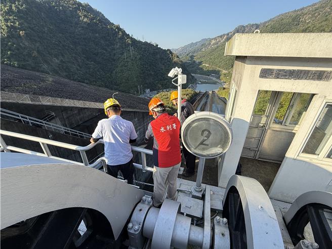 南水分署值班人員針對曾文水庫啟動整體特別檢查。（南水分署提供／寶智華台南傳真）