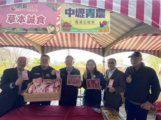 桃园中坜庆祝农民节，表扬优秀青农提升农业竞争力。(吕筱蝉摄)