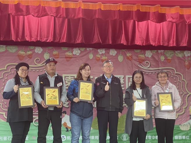 桃园中坜庆祝农民节，表扬优秀青农提升农业竞争力。(吕筱蝉摄)