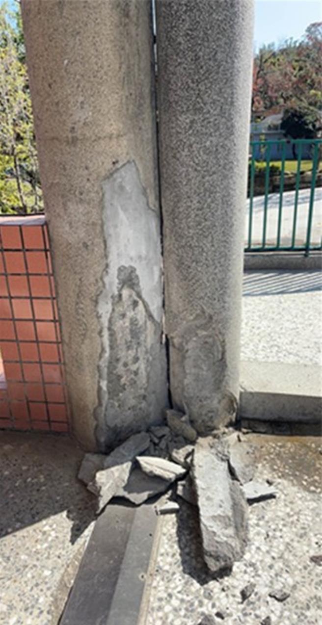 大埔国中小学校柱子震损。（嘉县府提供／廖素慧嘉县传真）