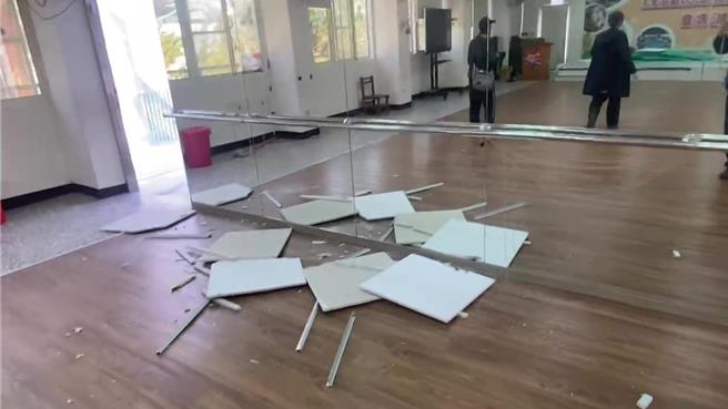 大埔国中小学校舍天花板震落。（嘉县府提供／廖素慧嘉县传真）