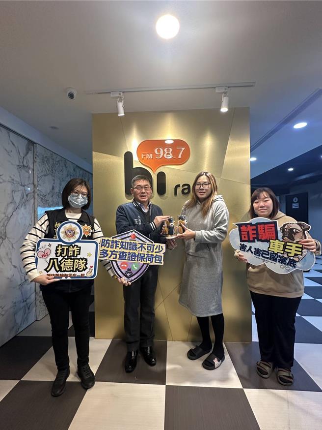 八德警分局长王铉仁日前至风城广播电台进行防诈宣导，提醒市民朋友在春节期间应特别留意居家防盗、交通安全及近期猖獗的假包裹与假投资诈骗。（八德警分局提供）
