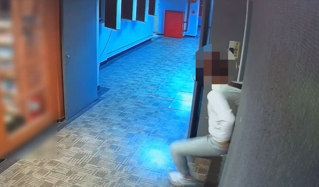 根据这段曝光的影片内容，可以看见郭男才刚至门边却被硬生生拽回。（图 / 刘咏韵翻摄）