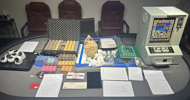警方查扣德州扑克赌具、麻将及赌博性电玩小玛莉等证物。（图 / 刘咏韵翻摄）