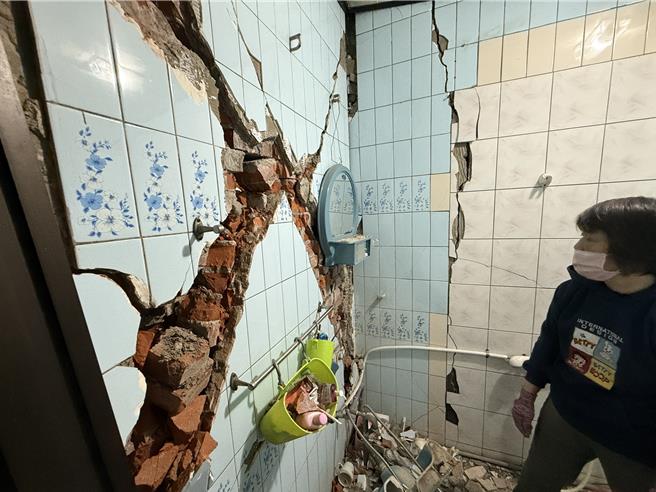 楠西区茄拔路238号受损情况，刘姓屋主问，这样还能不能住？（宝智华摄）