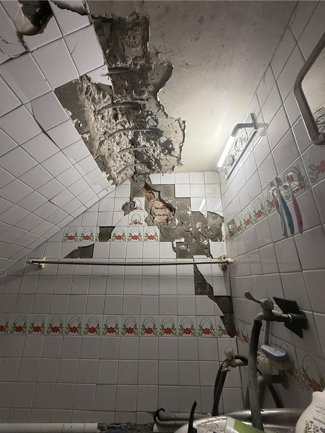 楠西区茄拔路226号浴室钢筋裸露。（宝智华摄）