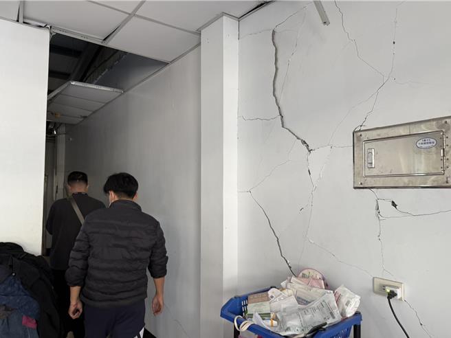 楠西区茄拔路240号墙壁裂如蛛网。（宝智华摄）