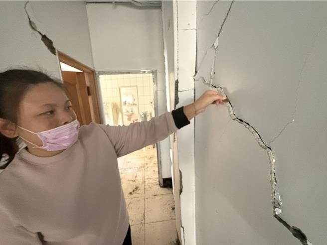 楠西区茄拔路240号墙壁裂差已有50元硬币宽度。（宝智华摄）