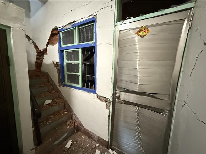 楠西区茄拔路228号楼梯严重毁损，厨房钢门变形卡住。（宝智华摄）