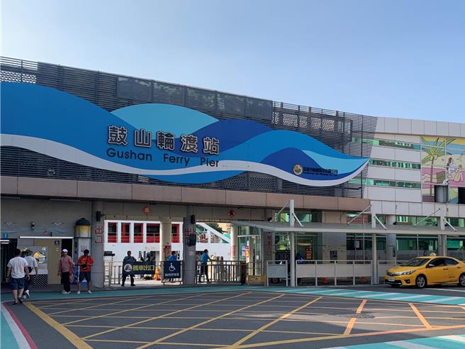 許姓男大生遺失來往高雄鼓山到旗津的渡輪學生優惠月票，申請補發遭拒，告上法院求償，法官判勝訴。（郭良傑攝）