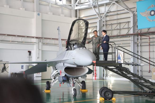 总统赖清德在飞行官说明下，了解F-16V战机性能诸元。（记者黄迪明摄）