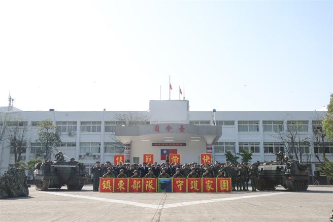 总统赖清德今日视导陆军臺东地区指挥部，颁发加菜金并与官兵合影留念。（记者黄迪明摄）