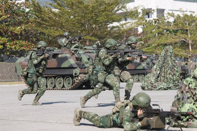 陆军臺东地区指挥部官兵执行战备部队操演，展现平时扎实训练成果。（记者黄迪明摄）