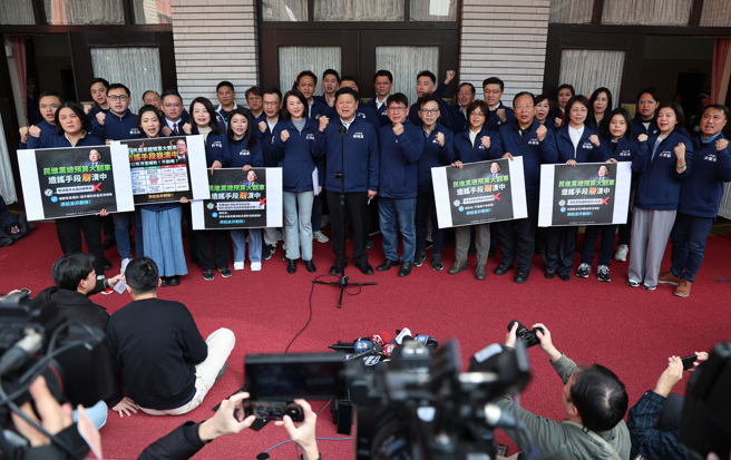 立法院21日院会三读通过114年度中央政府总预算案，国民党团总召傅昆萁（中）带领党籍立委在议场门口举行记者会，并高喊「严审预算，为人民把关」口号。（姚志平摄）