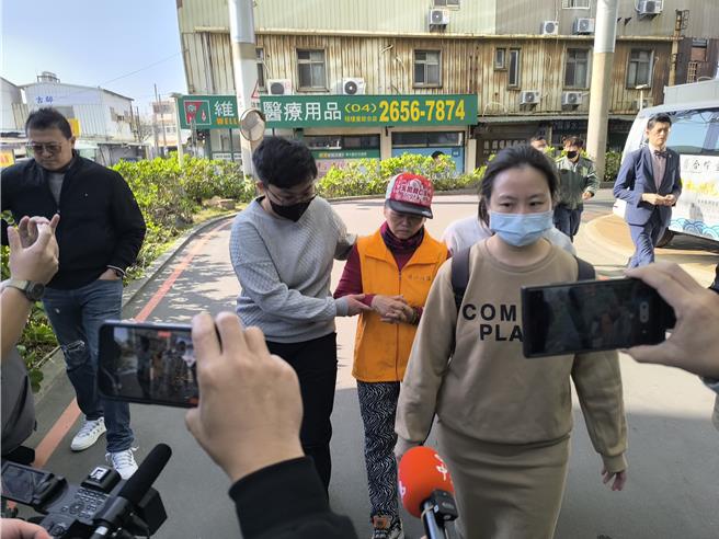 胡母（戴帽者）对于女儿出事伤心欲绝。（李京升摄）