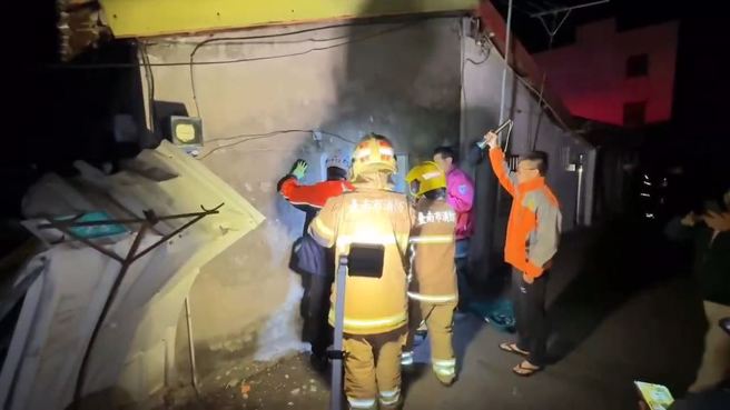 嘉义县今天凌晨0时17分发生规模6.4地震，图为台南楠西区传出民宅因地震倒塌，有3人受困。（仅示意画面，读者提供）