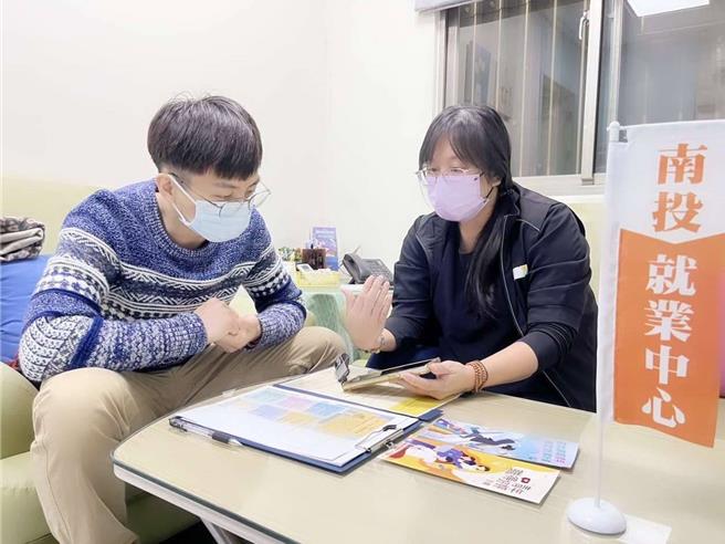 初次寻职的青年接受就业服务员谘询。（中彰投分署提供）