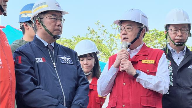 行政院長卓榮泰（右二）今天下午接近3點赴台南玉井文化大廈勘災，並聽取簡報。（張毓翎攝）