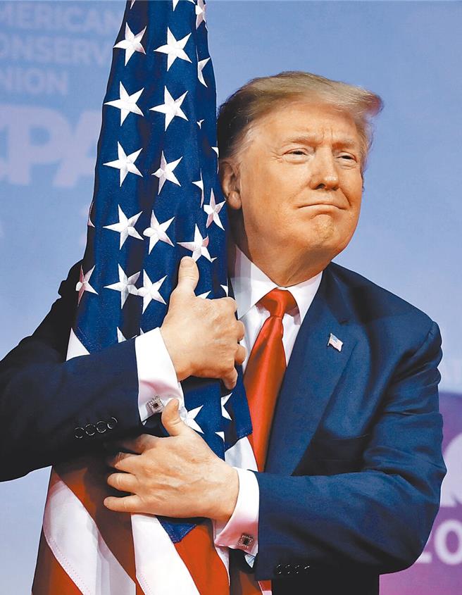 台灣時間21日凌晨1時，川普在國會大廈圓形大廳宣誓就職，再次入主白宮。（路透）