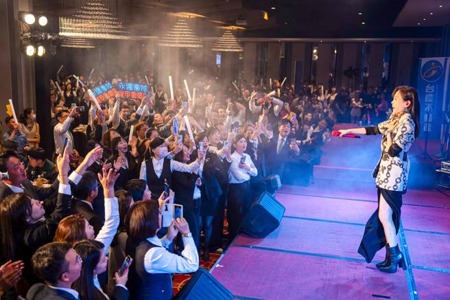 铁肺歌后「彭佳慧」在永庆加盟四品牌台南尾牙宴上献唱，以优美歌声收服大家。(图/永庆房产集团提供)