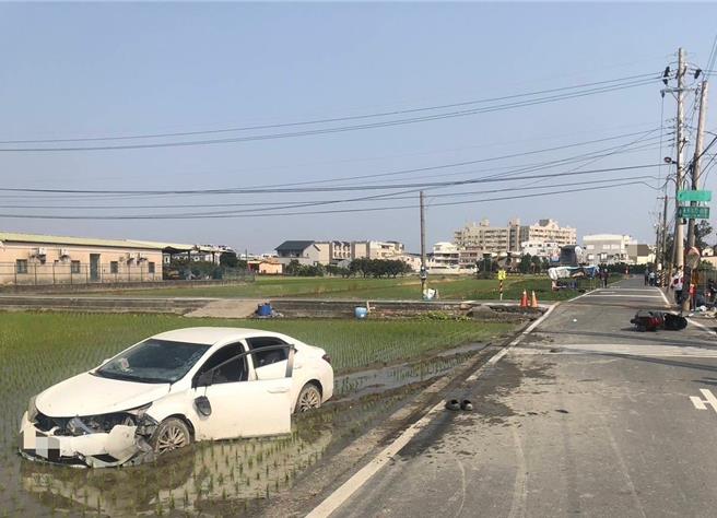 轎車與機車發生碰撞後，衝進稻田動彈不得。（翻攝照片／洪靖宜高雄傳真）