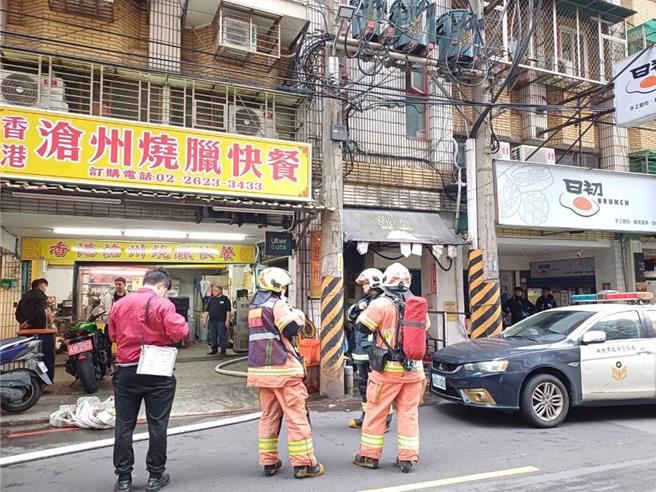 淡水公寓遭人纵火。（警方提供）