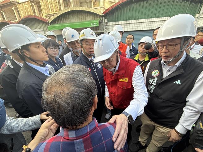 行政院長卓榮泰輕拍災民肩膀，強調會全力協助讓受災戶重建家園。（寶智華攝）