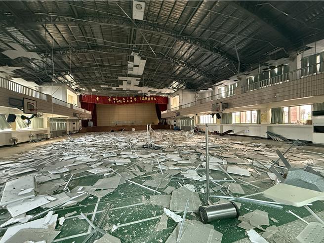 楠西國小禮堂天花板幾乎全毀。（寶智華攝）