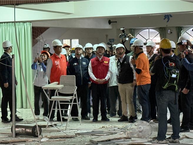 行政院長卓榮泰視察楠西國小禮堂受損情況。（寶智華攝）