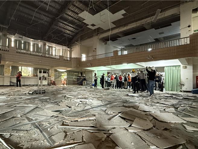 行政院長卓榮泰視察楠西國小，允諾緊急修復2000萬元隨時到位。（寶智華攝）