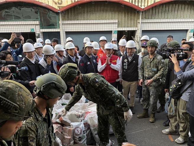 行政院長卓榮泰視察楠西區中興路災情時，感謝國軍官兵協助災區重建。（寶智華攝）